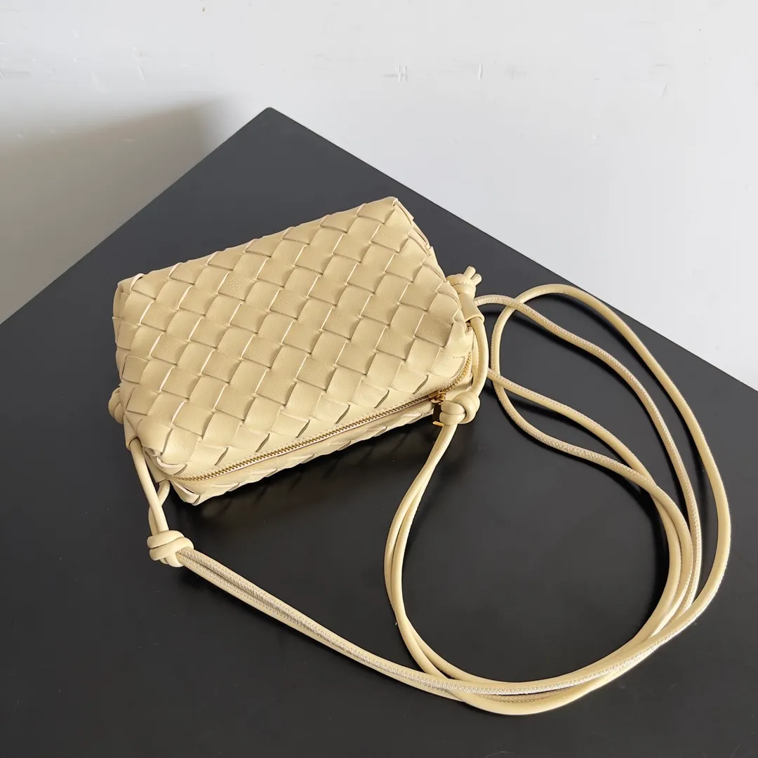 Batch 1560 New version and new color (third generation) 𝗕𝗼𝘁𝘁𝗲𝗴𝗮 𝗩𝗲𝗻𝗲𝘁𝗮———— The latest version of the loop camera bag💥 at the BV King of Cost-Effectiveness counter, large woven texture➕As always, ultra-high-quality lambskin, with zippers and adjustable drawstrings, it is especially suitable for the belly💫It can fit anything, and it is very light in weight. It is suitable for girls of all ages. Size: 17*10*6cm Style number: 723547